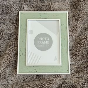 Brand New Green Picture Frame (13x18 cm - 5x7”)
